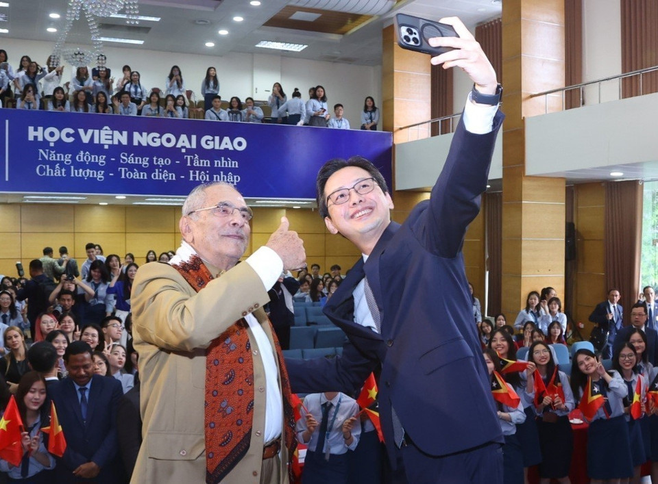 Tổng thống Timor-Leste Jose Ramos-Horta và Thứ trưởng Bộ Ngoại giao Đỗ Hùng Việt chụp ảnh selfie với với sinh viên Học viện Ngoại giao. (Ảnh: Văn Điệp/TTXVN)