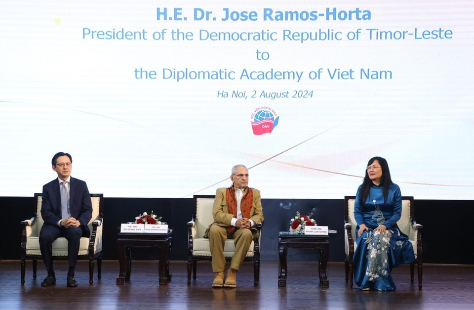 Tổng thống Timor-Leste Jose Ramos-Horta nói chuyện, giao lưu với sinh viên Học viện Ngoại giao. (Ảnh: Văn Điệp/TTXVN)