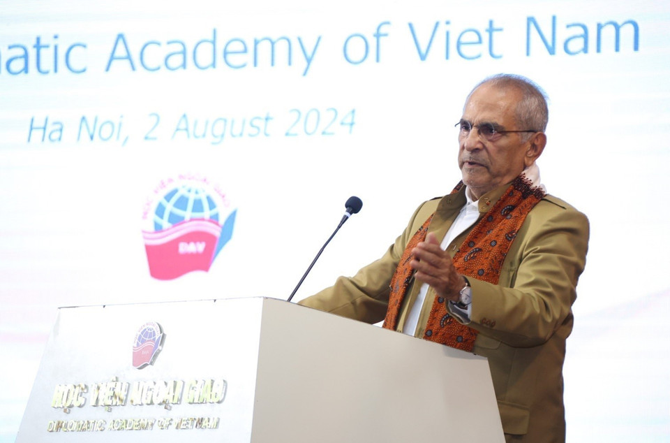 Tổng thống Timor-Leste Jose Ramos-Horta nói chuyện, giao lưu với sinh viên Học viện Ngoại giao. (Ảnh: Văn Điệp/TTXVN)