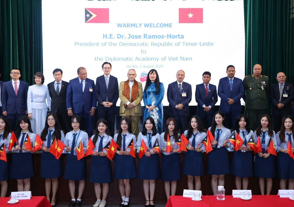 Tổng thống Timor-Leste Jose Ramos-Horta và các đại biểu với sinh viên Học viện Ngoại giao. (Ảnh: Văn Điệp/TTXVN)