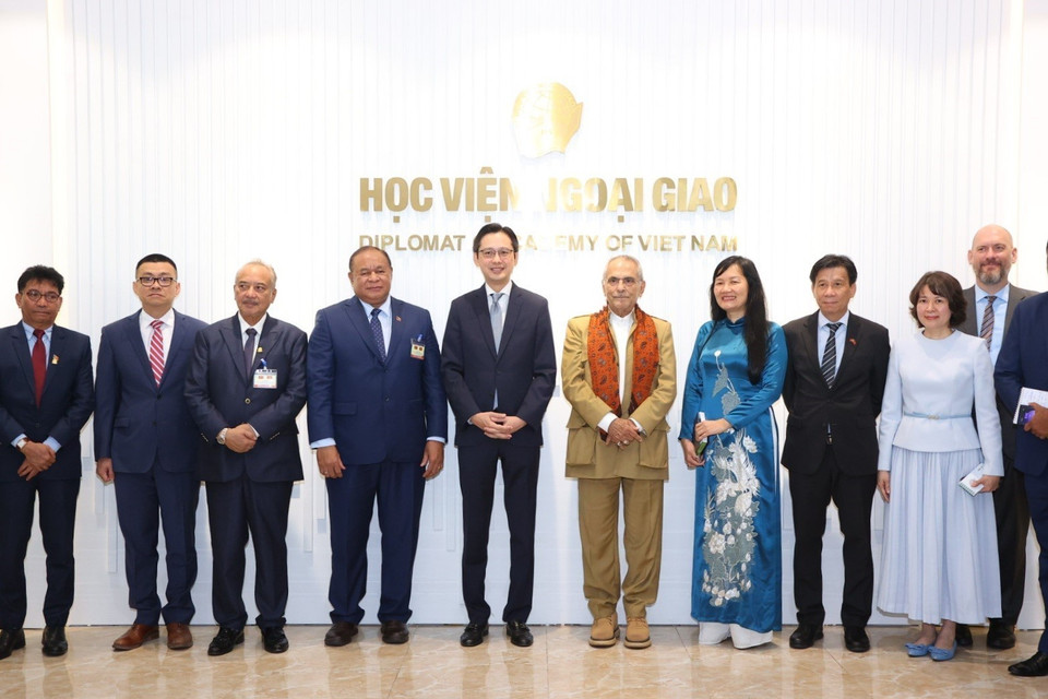 Tổng thống Timor-Leste Jose Ramos-Horta với các đại biểu. (Ảnh: Văn Điệp/TTXVN)