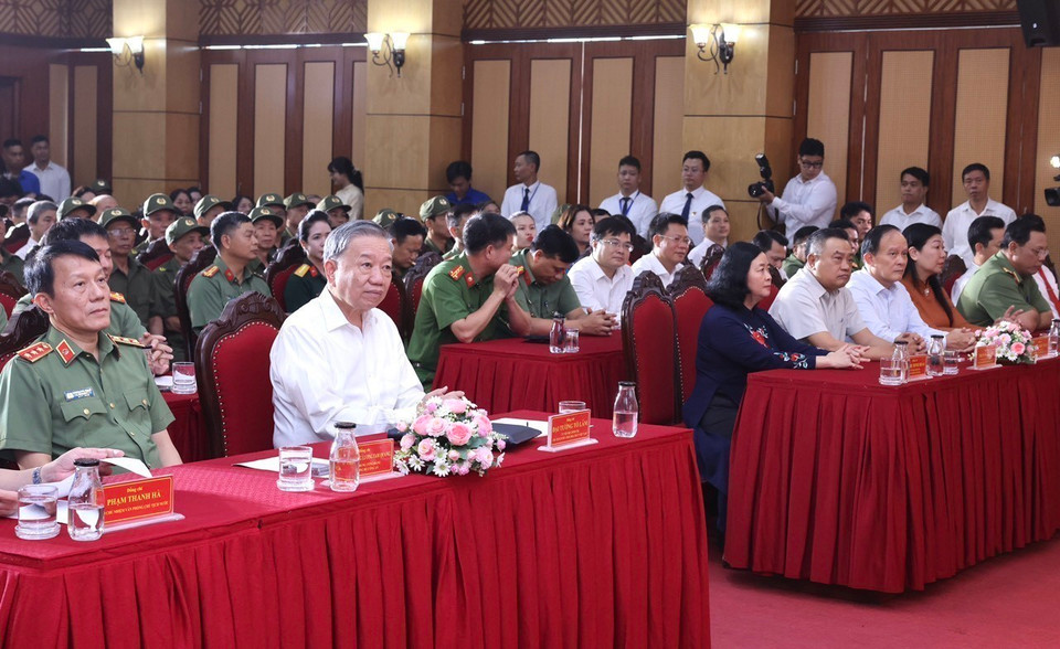 Chủ tịch nước Tô Lâm và các đại biểu tham dự Ngày hội toàn dân bảo vệ an ninh Tổ quốc năm 2024 tại phường Cửa Đông, quận Hoàn Kiếm, Hà Nội. (Ảnh: Lâm Khánh/ TTXVN)