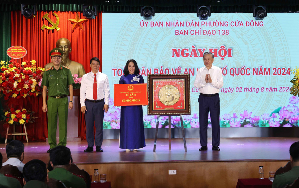 Chủ tịch nước Tô Lâm tặng quà cho Đảng bộ, Chính quyền và Nhân dân phường Cửa Đông. (Ảnh: Lâm Khánh/ TTXVN)