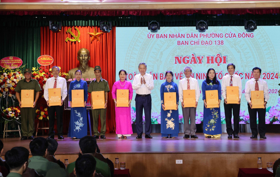 Chủ tịch nước Tô Lâm tặng quà cho các cá nhân tiêu biểu trong phong trào Toàn dân bảo vệ an ninh Tổ quốc và các gia đình chính sách. (Ảnh: Lâm Khánh/TTXVN)