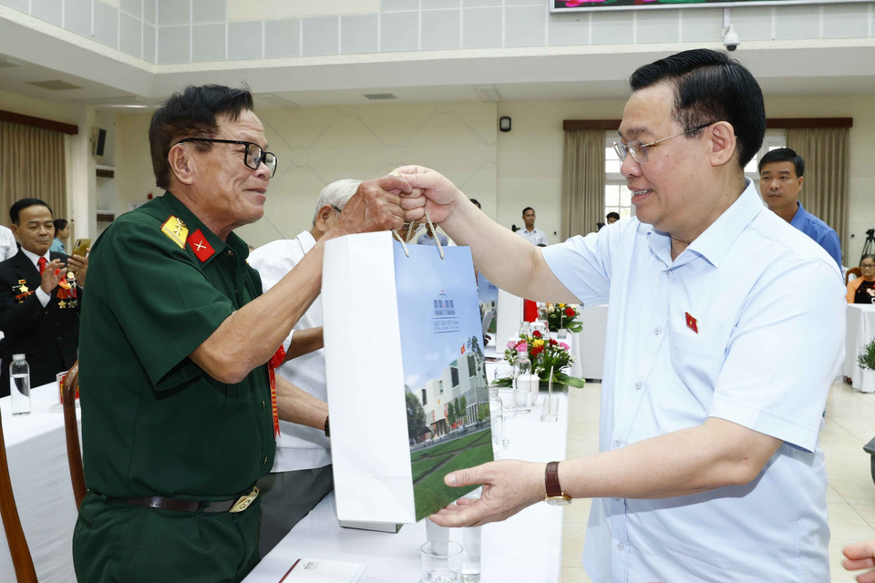 Chủ tịch Quốc hội Vương Đình Huệ tặng quà người có công với cách mạng, thân nhân gia đình liệt sỹ tiêu biểu tỉnh Quảng Nam. (Ảnh: Doãn Tấn/TTXVN)