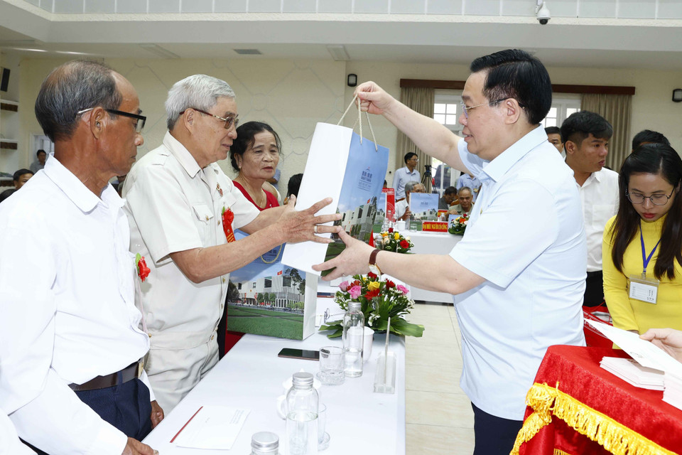 Chủ tịch Quốc hội Vương Đình Huệ tặng quà người có công với cách mạng, thân nhân gia đình liệt sỹ tiêu biểu tỉnh Quảng Nam. (Ảnh: Doãn Tấn/TTXVN)