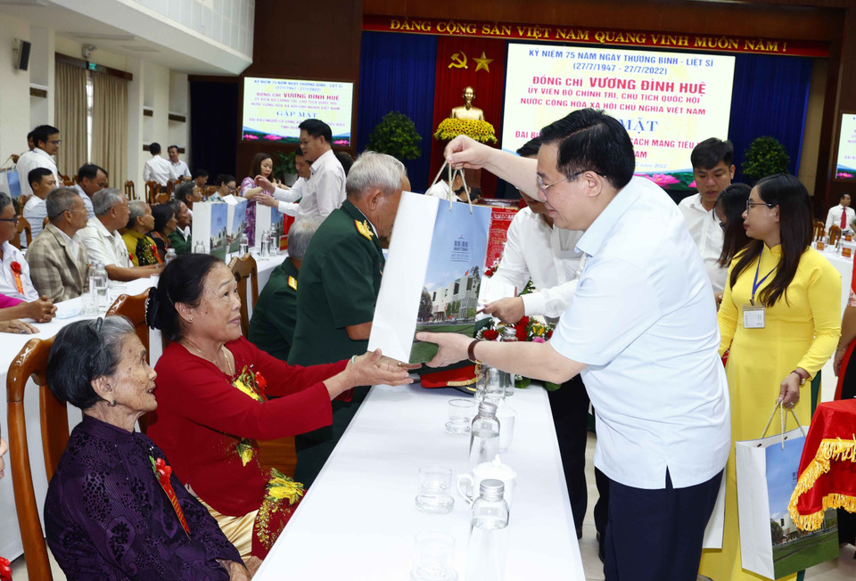 Chủ tịch Quốc hội Vương Đình Huệ tặng quà người có công với cách mạng, thân nhân gia đình liệt sỹ tiêu biểu tỉnh Quảng Nam. (Ảnh: Doãn Tấn/TTXVN)