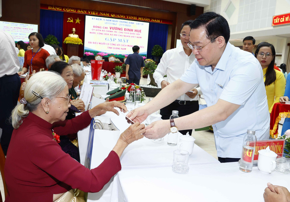 Chủ tịch Quốc hội Vương Đình Huệ tặng quà người có công với cách mạng, thân nhân gia đình liệt sỹ tiêu biểu tỉnh Quảng Nam. (Ảnh: Doãn Tấn/TTXVN)