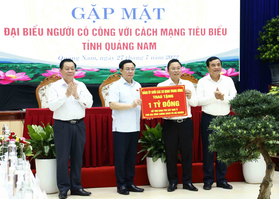 Chủ tịch Quốc hội Vương Đình Huệ trao tặng biển tượng trưng số tiền 1 tỷ đồng của Đảng ủy khối Các cơ quan Trung ương hỗ trợ kinh phí xây nhà ở cho gia đình chính sách và hộ nghèo tỉnh Quảng Nam. (Ảnh: Doãn Tấn/TTXVN)