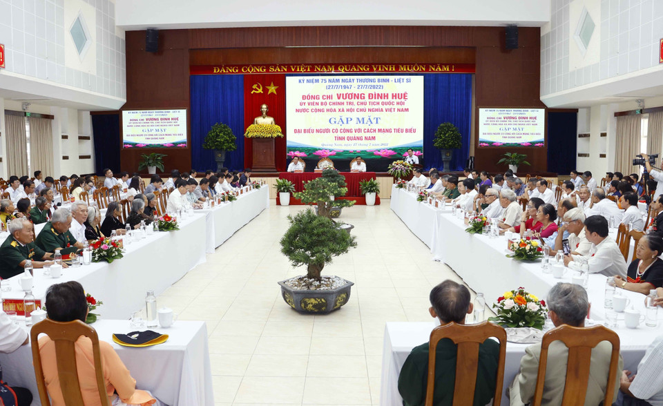 Chủ tịch Quốc hội Vương Đình Huệ gặp mặt người có công với cách mạng tiêu biểu tỉnh Quảng Nam. (Ảnh: Doãn Tấn/TTXVN)