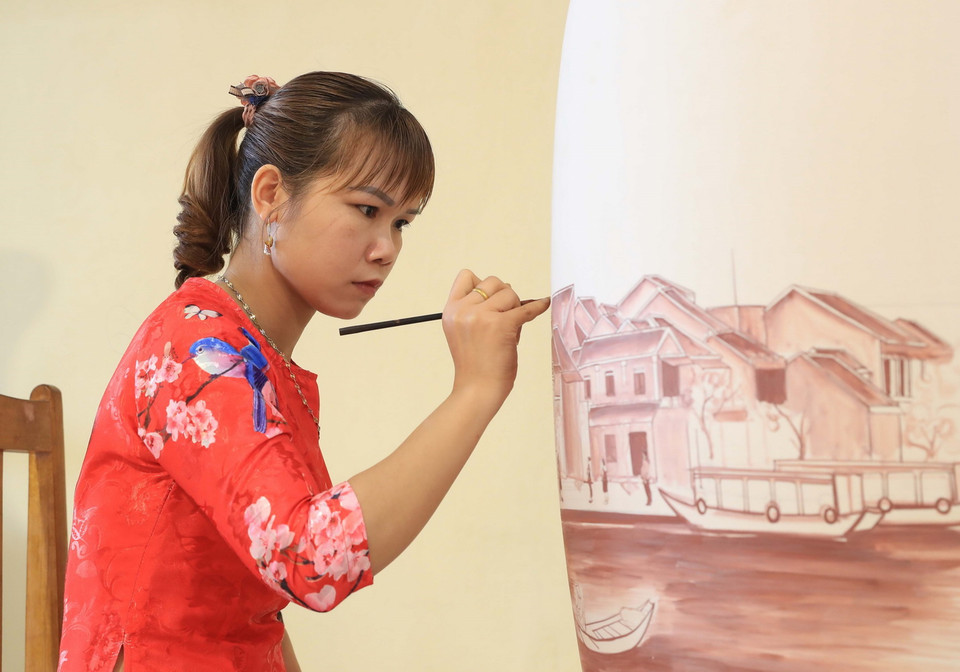 Những bàn tay tinh hoa tạo nên sản phẩm truyền thống của gốm Chu Đậu. (Ảnh: Thống Nhất/TTXVN)