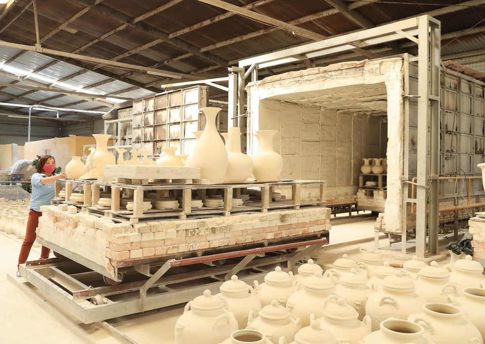 Các công đoạn sản xuất tại công ty cổ phần gốm Chu Đậu. (Ảnh: Thống Nhất/TTXVN)