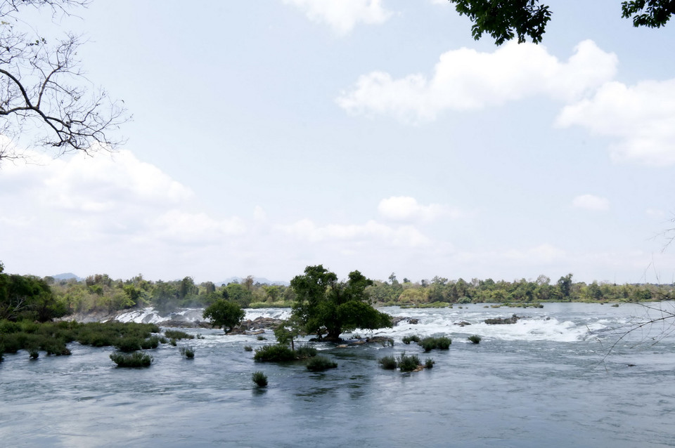  Dòng nước đang cuồn cuộn chuẩn bị đổ xuống thác. (Ảnh: Phạm Kiên/Vietnam+)