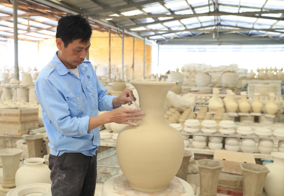  Thợ gốm Chu Đậu sở hữu bàn tay khéo léo và con mắt nghệ thuật. (Ảnh: Thống Nhất/TTXVN)