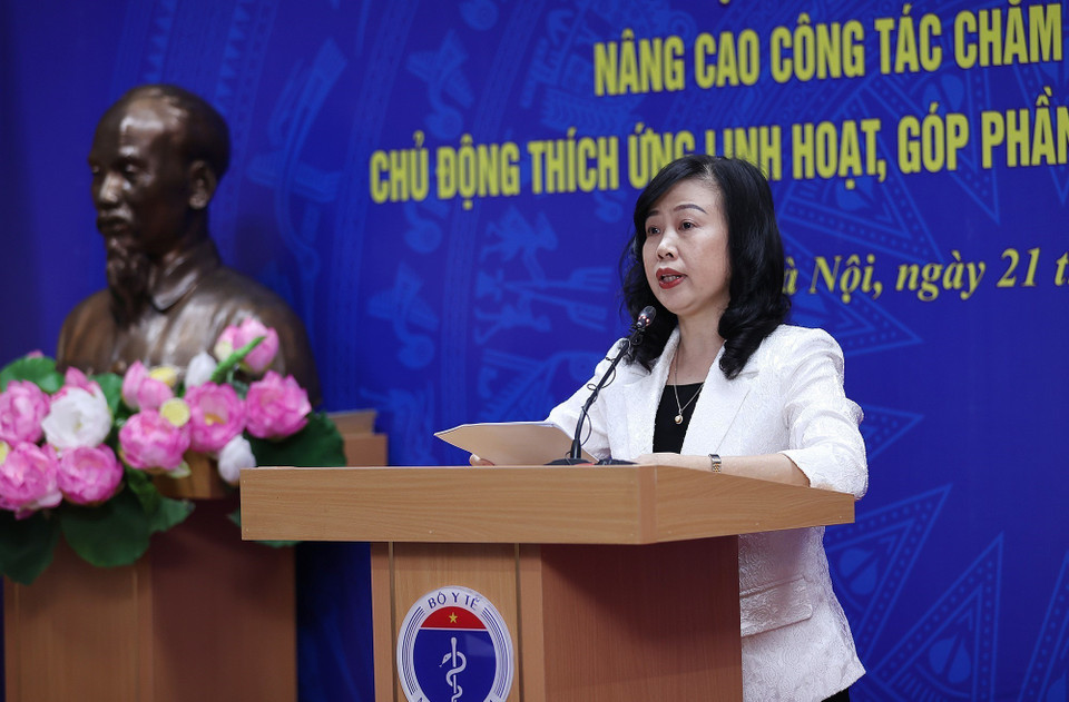Quyền Bộ trưởng Bộ Y tế Đào Hồng Lan báo cáo công tác chăm sóc sức khỏe nhân dân. (Ảnh: Dương Giang/TTXVN)