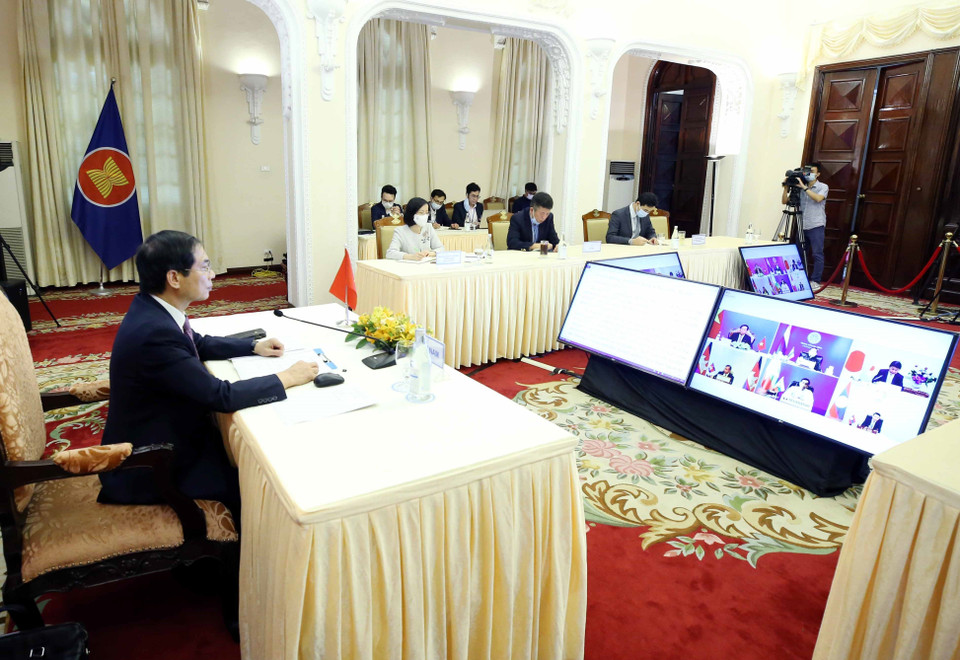 Bộ trưởng Bộ Ngoại giao Bùi Thanh Sơn trong cuộc họp, tại điểm cầu Hà Nội. (Ảnh: Phạm Kiên/TTXVN)