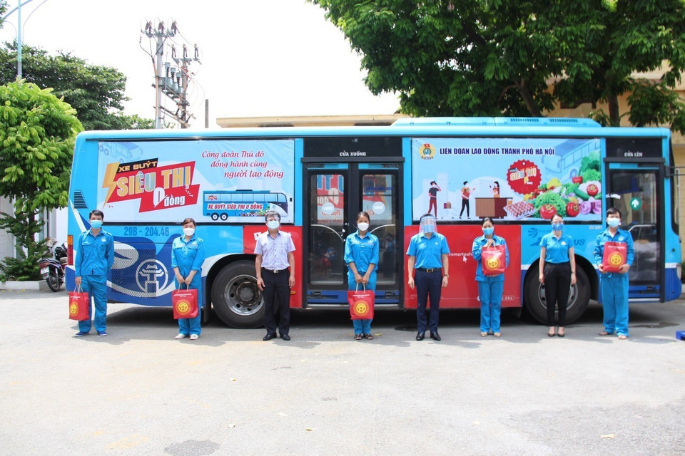 Lãnh đạo tổ chức Công đoàn Thủ đô trao quà hỗ trợ khó khăn cho công nhân Công ty TNHH Một thành viên Nước sạch Hà Đông. (Ảnh: TTXVN phát)