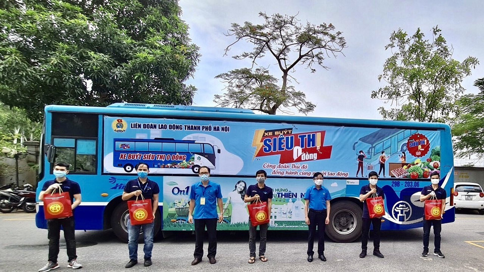 Lãnh đạo tổ chức Công đoàn Thủ đô trao quà hỗ trợ khó khăn cho công nhân lao động huyện Thanh Trì. (Ảnh: TTXVN phát)