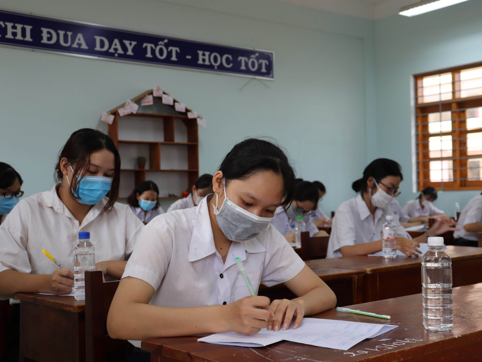 Thí sinh Bình Định làm bài môn Ngữ Văn với thời gian 120 phút. (Ảnh: Tường Quân/TTXVN)