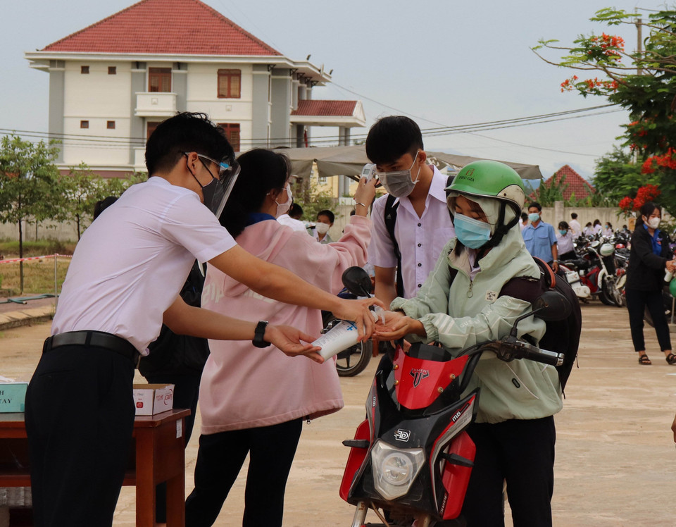 Rửa tay sát khuẩn cho thí sinh ở Bình Định trước khi vào phòng thi. (Ảnh: Tường Quân/TTXVN)