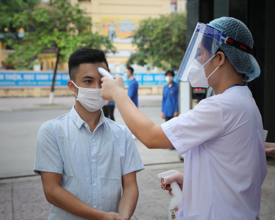 Kiểm tra y tế, sát khuẩn cho tất cả thí sinh dự thi tại điểm thi trường THPT Ngô Sỹ Liên, tỉnh Bắc Giang. (Ảnh: Danh Lam/TTXVN)
