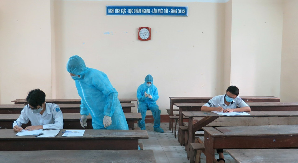 Hai thí sinh trong khu vực phong tỏa ở Phú Yên được bố trí phòng thi riêng, cán bộ coi thi mặc đồ bảo hộ. (Ảnh: Xuân Triệu/TTXVN)