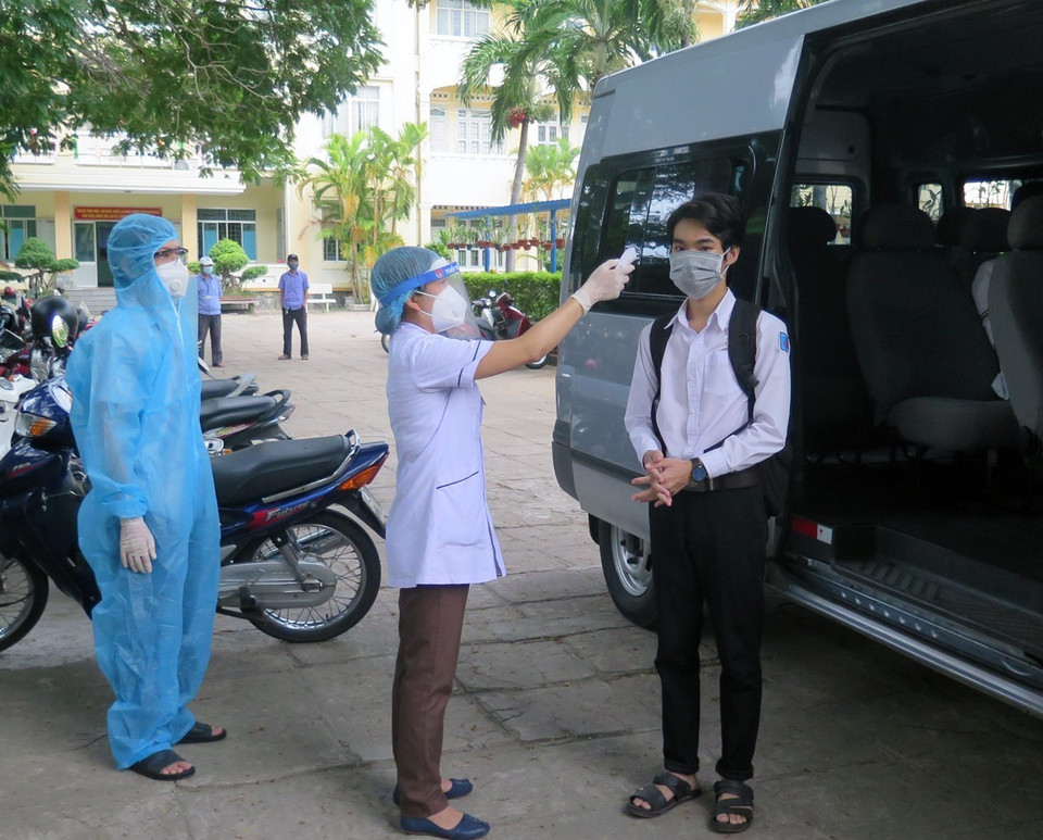 Thí sinh trong khu vực phong tỏa tại Phú Yên được đưa đến điểm thi bằng xe và lối riêng. (Ảnh: Xuân Triệu/TTXVN)