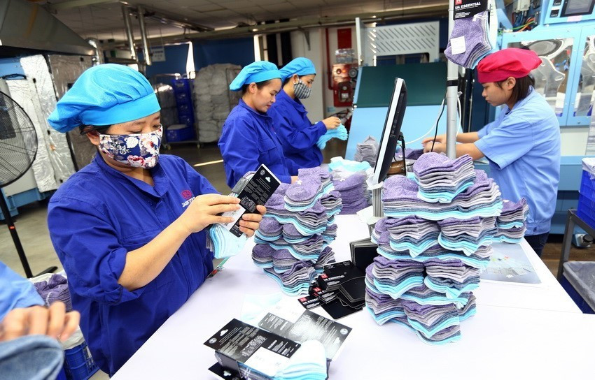 Công nhân sản xuất tất xuất khẩu tại Công ty TNHH Jasan Việt Nam, tại Khu công nghiệp VSIP, Hải Phòng. (Ảnh: Danh Lam/TTXVN)