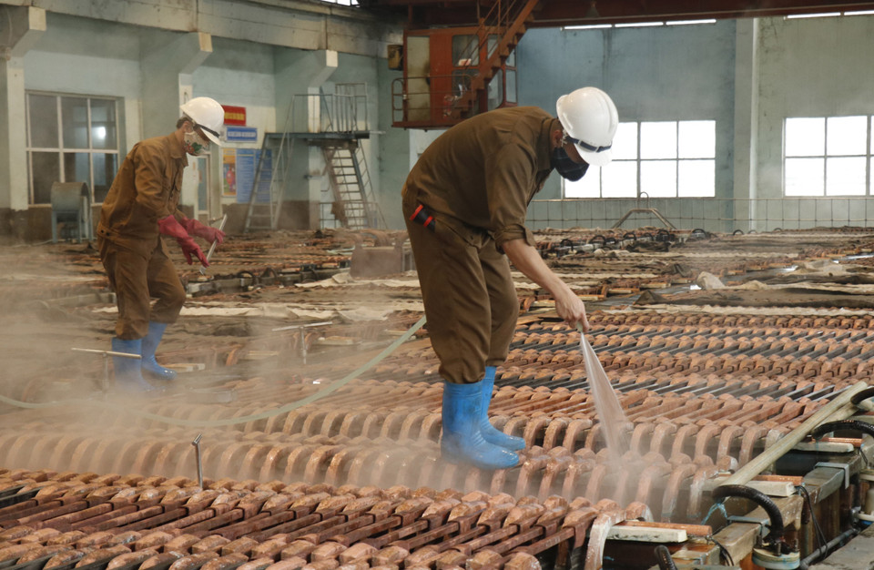 Hoạt động sản xuất tại Chi nhánh Luyện đồng Lào Cai thuộc Tổng công ty Khoáng sản Việt Nam. (Ảnh: Quốc Khánh/TTXVN)