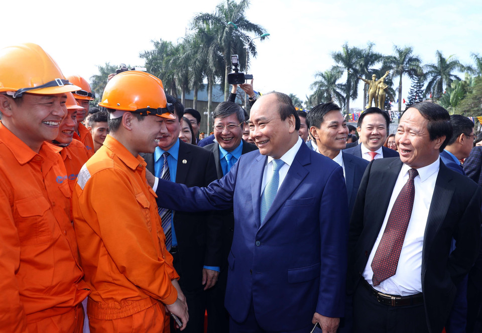 Thủ tướng Nguyễn Xuân Phúc thăm hỏi, động viên, chúc Tết công nhân, người lao động tại cảng Hoàng Diệu, Hải Phòng (30/1/2019). (Ảnh: Thống Nhất/TTXVN)