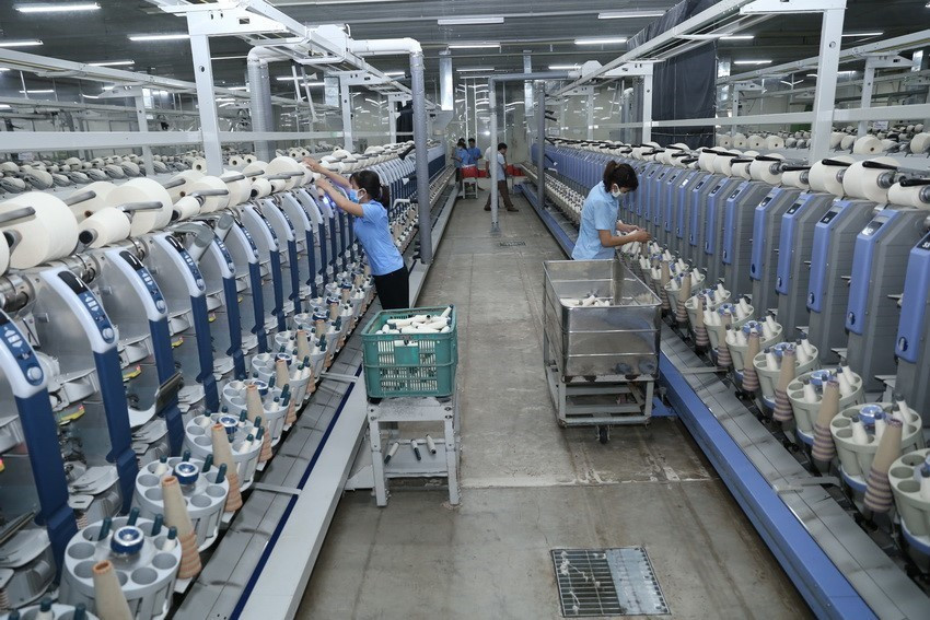 Dây chuyền sản xuất sợi xuất khẩu của Công ty CP VinaTex Hồng Lĩnh tại cụm công nghiệp Hồng Lĩnh (Hà Tĩnh),. (Ảnh: Vũ Sinh/TTXVN)