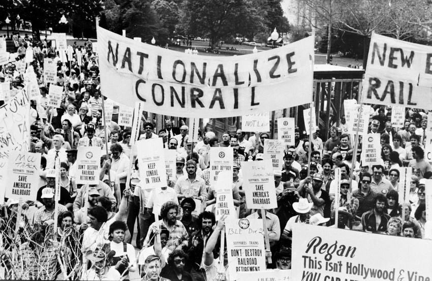 Công nhân nhà máy xe lửa ở Mỹ phản đối cắt giảm ngân sách, đòi quốc hữu hóa (13/5/1981). (Ảnh: TTXVN)