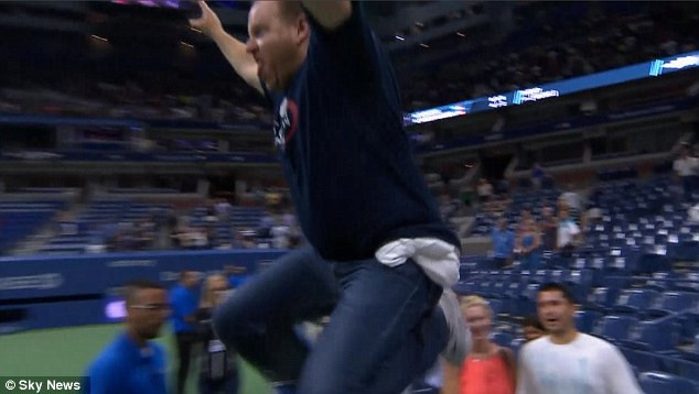 Được sự đồng ý của Djokovic, một cổ động viên Mỹ đã lao xuống sân sau trận đấu giữa Djokovic và Maurer.