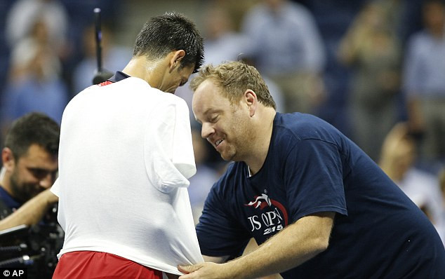 Cổ động viên này sau đó đã mặc chiếc áo mà anh mang xuống vào người của Nole.