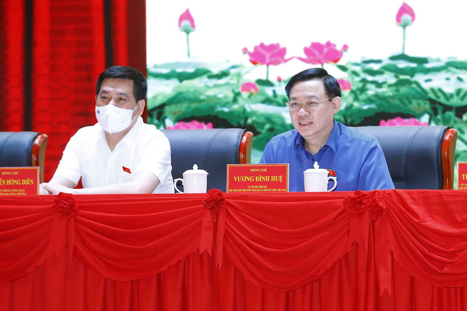 Chủ tịch Quốc hội Vương Đình Huệ lắng nghe ý kiến của cử tri tại quận Hồng Bàng (Hải Phòng). (Ảnh: Doãn Tấn/TTXVN)