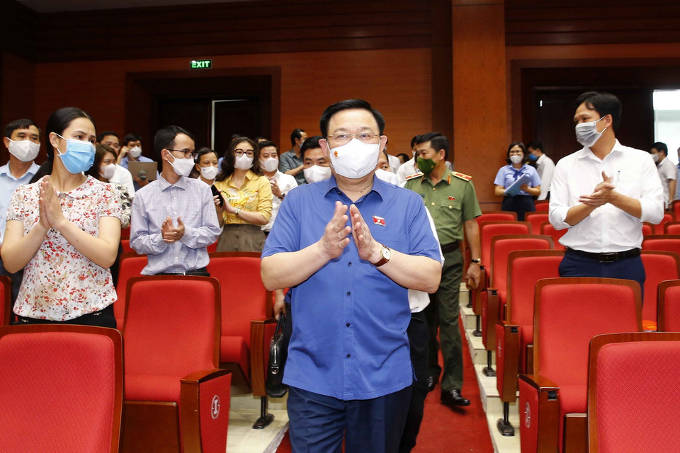 Chủ tịch Quốc hội Vương Đình Huệ tiếp xúc cử tri tại quận Hồng Bàng (Hải Phòng). (Ảnh: Doãn Tấn/TTXVN)