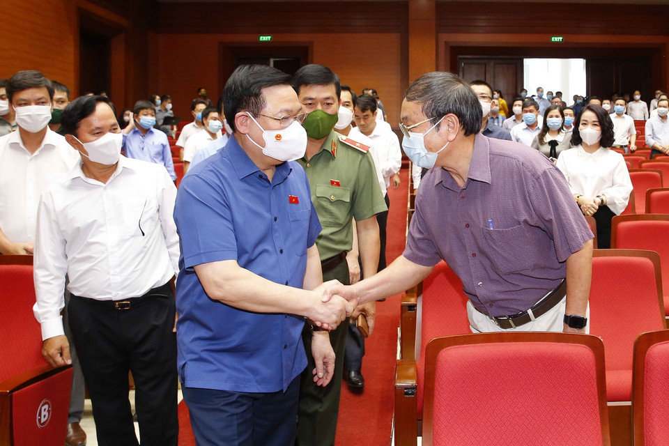 Chủ tịch Quốc hội Vương Đình Huệ với cử tri quận Hồng Bàng. (Ảnh: Doãn Tấn/TTXVN)