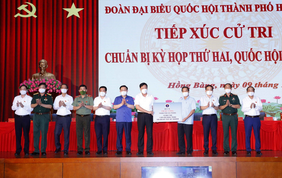 Chủ tịch Quốc hội Vương Đình Huệ chứng kiến Bộ Y tế trao tặng tượng trưng thiết bị y tế cho thành phố Hải Phòng. (Ảnh: Doãn Tấn/TTXVN)
