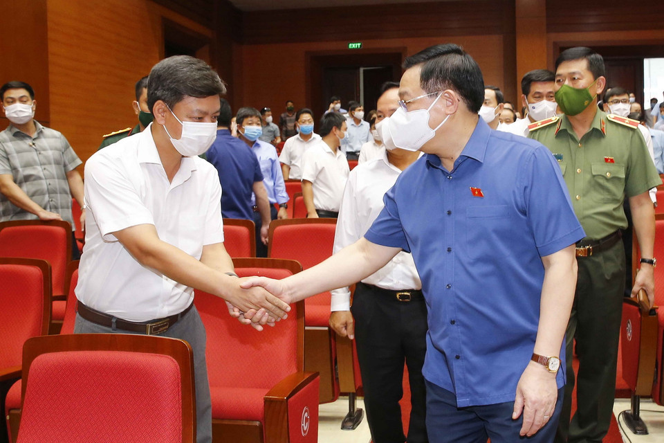 Chủ tịch Quốc hội Vương Đình Huệ với cử tri quận Hồng Bàng. (Ảnh: Doãn Tấn/TTXVN)