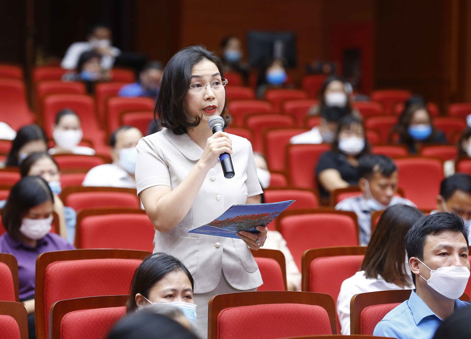Cử tri Nguyễn Thị Vân Anh phát biểu ý kiến. (Ảnh: Doãn Tấn/TTXVN)