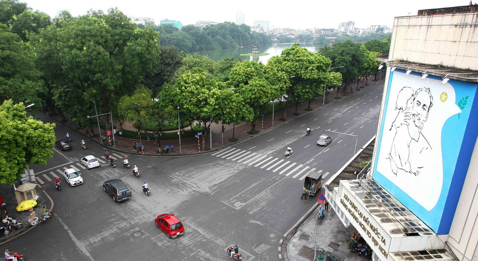 Khu vực Hồ Hoàn Kiếm, trục đường Hàng Bài - Đinh Tiên Hoàng, nơi cánh quân phía Nam của Đại đoàn 308 đi qua trong buổi sáng 10/10/1954 vào tiếp quản Thủ đô. (Ảnh: Thanh Tùng/TTXVN)