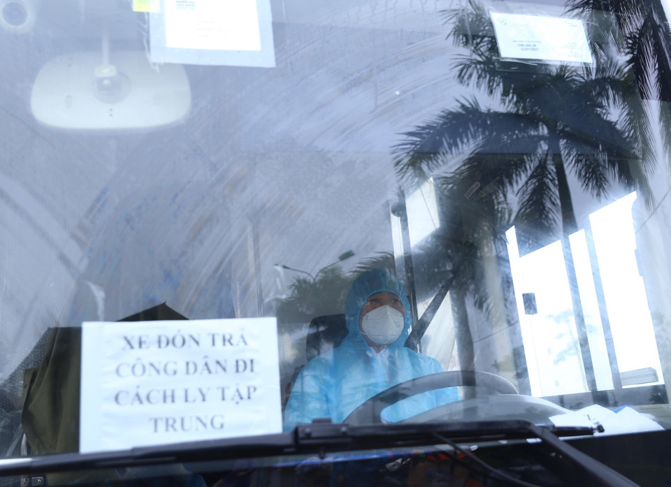 Xe buýt được điều động để đưa người dân về từ miền Nam đến các địa phương an toàn. (Ảnh: Hoàng Hiếu/TTXVN)