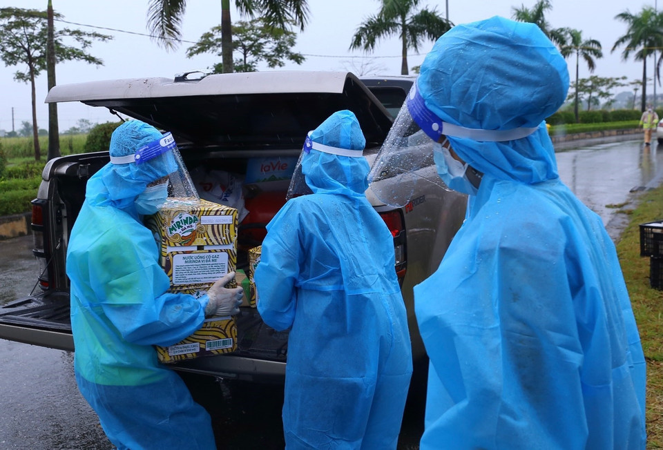 Các nhà hảo tâm vận chuyển hàng, quà hỗ trợ người dân trung chuyển qua huyện Phú Xuyên, chiều 9/10. (Ảnh: Hoàng Hiếu/TTXVN)