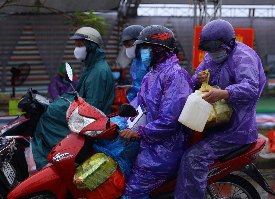 Mưa do ảnh hưởng của bão số 7 gây khó khăn trong việc di chuyển cho người dân, chiều 9/10. (Ảnh: Hoàng Hiếu/TTXVN)