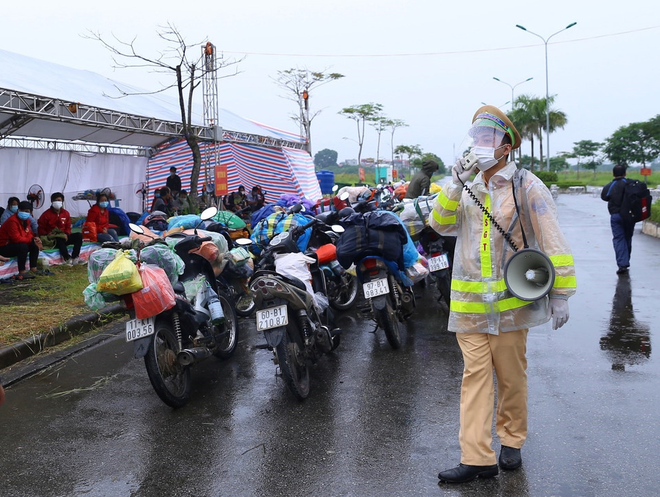 Tại đây, người dân được hỗ trợ đồ ăn, uống, chăm sóc sức khỏe, lấy thông tin nơi đến, vận chuyển phụ nữ, trẻ em, người già yếu bằng xe buýt… và chia tuyến đường để đưa công dân thuận tiện di chuyển qua địa bàn. (Ảnh: Hoàng Hiếu/TTXVN)