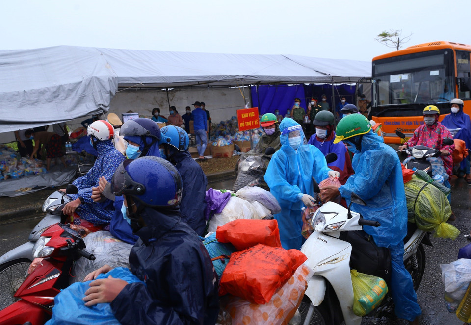 Người dân về khu vực trung chuyển tại Khu công nghiệp hỗ trợ Nam Hà Nội đều được nhận quà tặng. (Ảnh: Hoàng Hiếu/TTXVN)