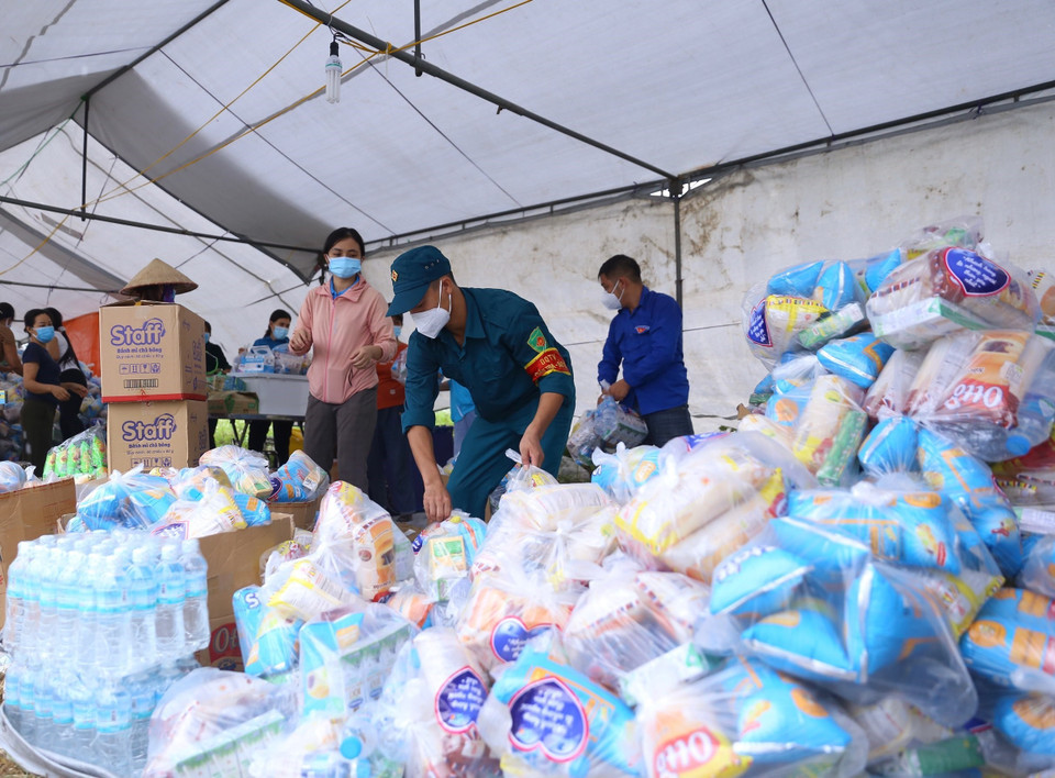 Quà và thực phẩm, đồ uống của các nhà hảo tâm, nhà tài trợ để tặng người dân tại điểm trung chuyển xã Đại Xuyên (Phú Xuyên, Hà Nội). (Ảnh: Hoàng Hiếu/TTXVN)