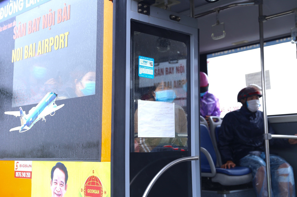 Người già, yếu, phụ nữ, trẻ em và những người hỏng xe được bố trí lên xe buýt để di chuyển an toàn qua huyện Phú Xuyên, chiều 9/10. (Ảnh: Hoàng Hiếu/TTXVN)