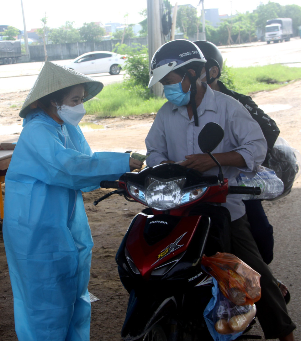 Từ ngày 8/10/2021, Hội Từ thiện tỉnh Quảng Nam tổ chức chương trình hỗ trợ đồng bào từ miền Nam về quê tránh dịch.(Ảnh: Phước Tuệ/TTXVN)