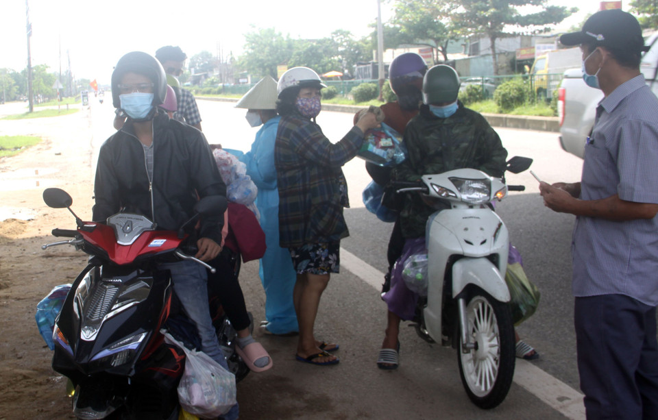 Theo đó, tất cả những người trong diện này khi qua thành phố Tam Kỳ đều được hỗ trợ tiền và quà là xăng xe, đồ ăn, khẩu trang,.. (Ảnh: Phước Tuệ/TTXVN)